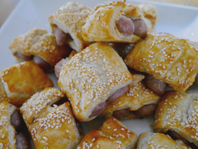Perfect party food, picnic idea or snack, this tweaked Jamie Oliver sausage rolls recipes is a crowd pleaser for families. Mix pastry, fennel and sausages for a delicious, fast bake lunch on the go. Great for kids party food or lunchboxes. A sausage roll recipe to remember